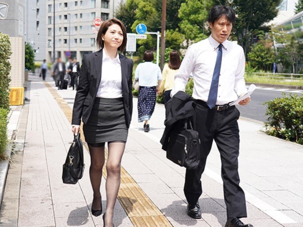 【甘乃つばき】美熟女のスレンダーボディの女上司に弄ばれて勃起してしまったチ〇コをパンストでこすられちゃうｗｗｗ