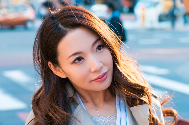 セレブな四十路奥さんが久々のナンパに心を躍らせマ●コを濡らす！『あぅんっ♡あひぃ♡』旦那の事も忘れ一心不乱に腰を振る！