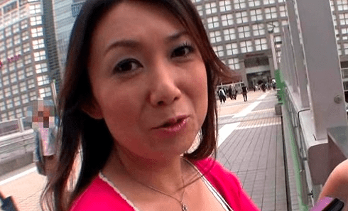 溜まったストレス発散するためAV出演する四十路熟女！アソコぐしょ濡れにするほど責め激しいピストンに絶頂！