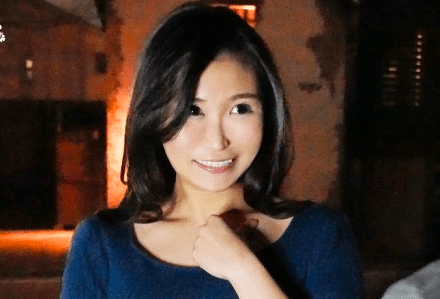 夜の営みもない夫婦関係を仕事で発散していた人妻を家に連れ込み溜まった性欲をはらすように激しくハメまくる！