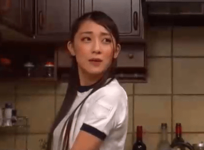 体操着姿のままキッチンに立つ義母に興奮し勃起がバレてチ〇ポイタズラされながら着衣のまま一線を越える！