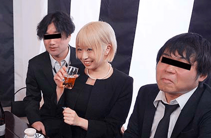 『葬式ウェーイｗｗ』法事で集まった同級生達と思い出話に花が咲く！酔った勢いでチ●ポを咥え故人を前に乱交を始める！