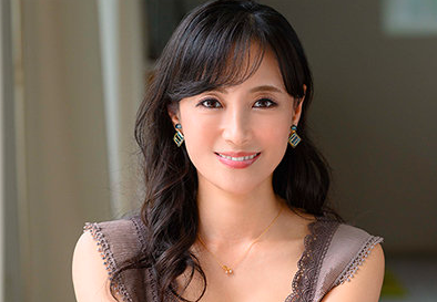 もうすぐ五十路とは思えない美貌の熟女とハメ性交！『あっ♡もうダメ…♡』照れ笑いながらも潮を撒き散らし快楽を貪る激エロ女！