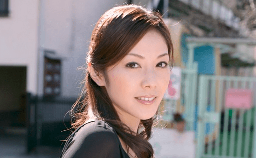 夫の実家で義兄チンポ奉仕しているところに夫帰宅するも訳のわからない言い訳で兄弟に穴を掻き回される若妻！