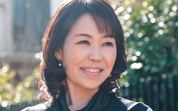 性に対する好奇心旺盛な人妻熟女がデビュー！手マンで濡らされ若い肉棒の激しい突きに喘ぎ快楽に浸る！