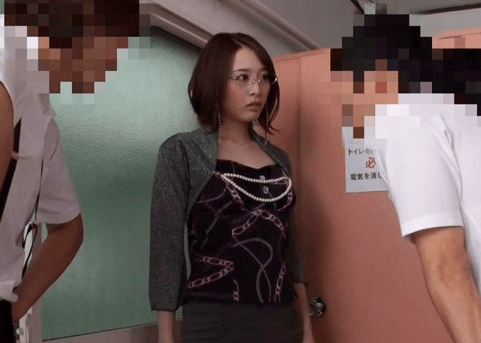 マ●コ濡らして快楽をおねだり！『お願いもう許してぇ…♡』欲求不満なインテリおばさんを集団でチ●ポ責め！