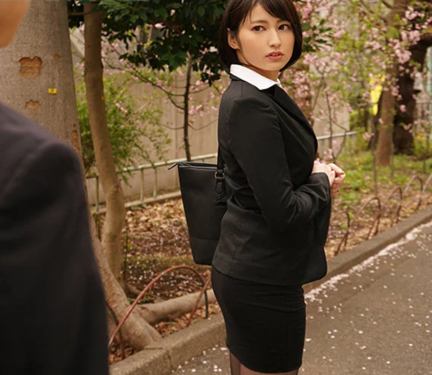 仕事が終われば女上司だってメスに戻る！『いぎぃ♡もうおかしくなる…♡』部下の猛烈ピストンに旦那の存在も忘れ快楽に浸る！