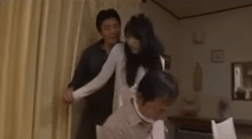 酔いつぶれた夫を縛り上げたうえで妻に襲い掛かり肉体を貪る男！夫が気づいたときには他人棒の突きにイカサレていた！