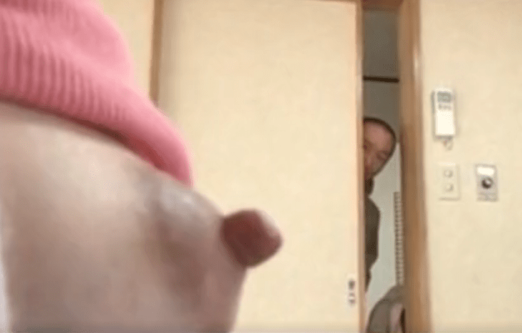 母乳をあげる姿に興奮し風呂場で自慰行為に耽る母に手で処理してもらうも満足できずに禁断の交尾する変態息子！