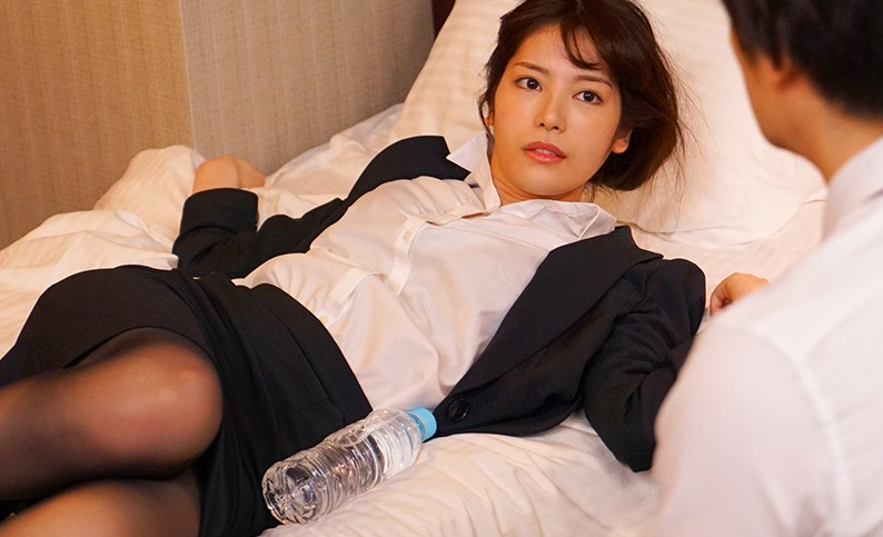【楓カレンｘ狙われた新入社員】泥酔したところを性欲全開の変態上司が襲い掛かり絶倫チ〇ポで何度もハメまくる！