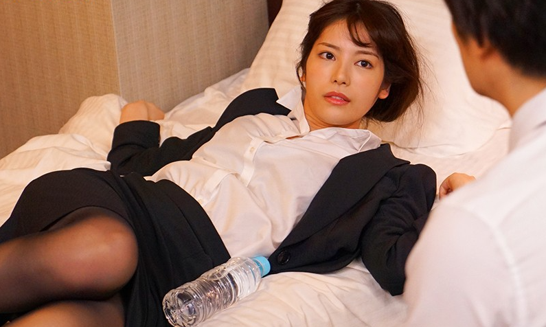 【楓カレンｘ狙われた美人社員】2人になることを虎視眈々と狙っていた上司が泥酔した部下を絶倫の肉棒の餌食にする！