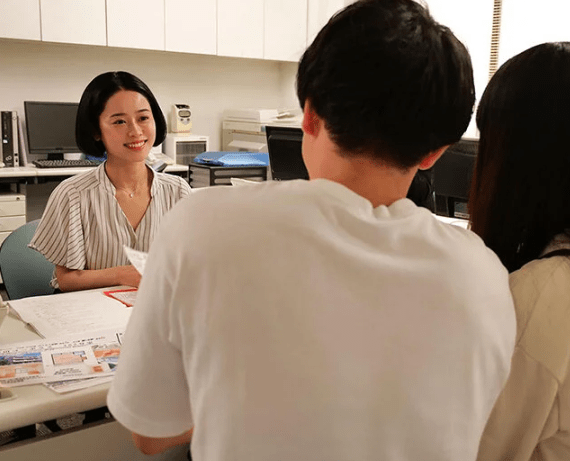 内見に訪れた幸せカップルをぶっ壊す！『ほらイケっ♡』脱ぎたてパンストでチ●ポしごかれ彼女にバレないように敗北アクメ！