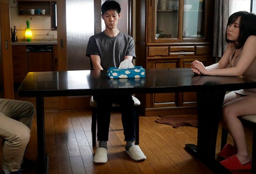 離婚間近の奥さんは貞操観念が無くなりやりたい放題！『あぁっ♡もっと突いてぇ♡』眠る旦那の横で堂々と不倫する義姉！