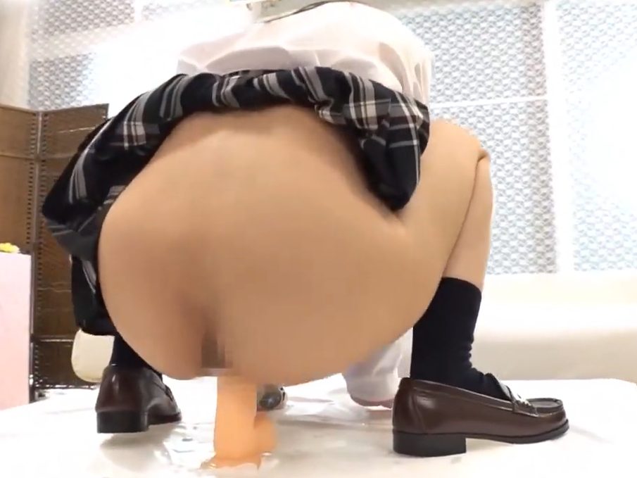 賞金目的に疑似チ●ポで公開オナニーするJK！『あぎぃ♡出ちゃうぅ♡』我慢出来ずに潮を吹きながら感じる淫乱マ●コ！