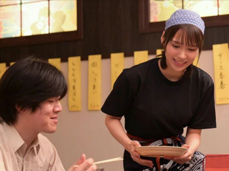 やさしく接していたバイト店員に好意を寄せられ後ろめたさ感じながらも妻を忘れ目の前の若い肉体貪りまくる！