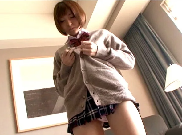 彼氏の言いなりのまま見知らぬオヤジに好き放題肉体弄ばれ制服のまま肉棒を受け入れ喘ぎまくる！