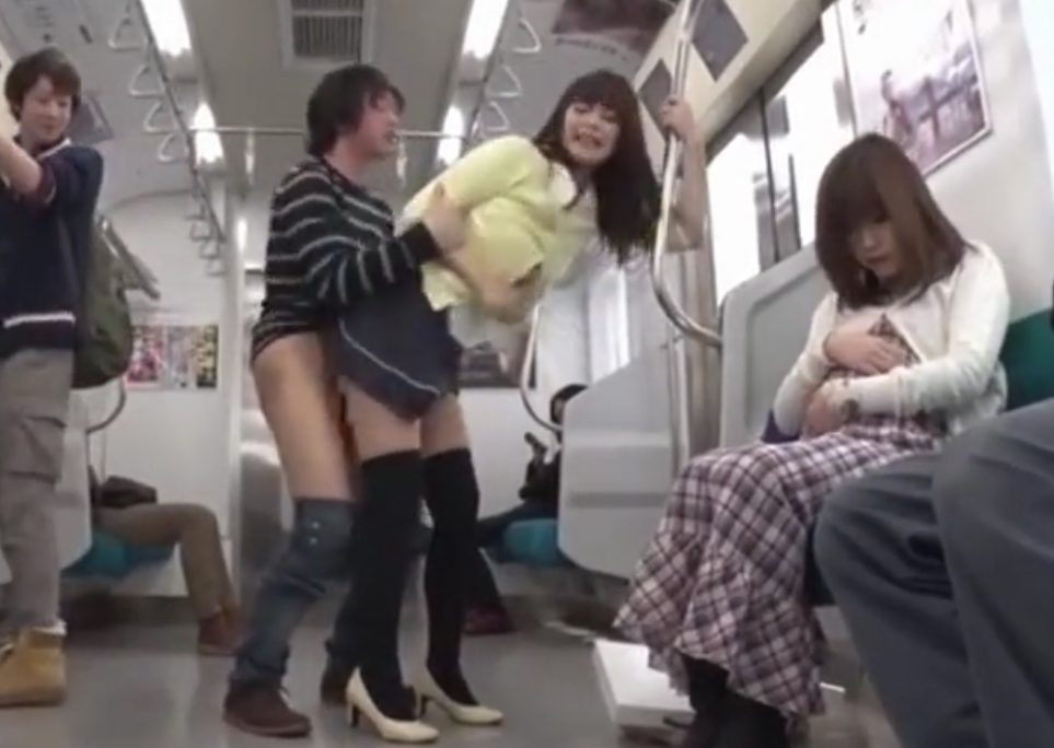 犯罪者に優しい世界線では電車内でやりたい放題！『何で誰も助けてくれないの…！』抵抗虚しくフル勃起チ●ポをぶち込まれるｗ