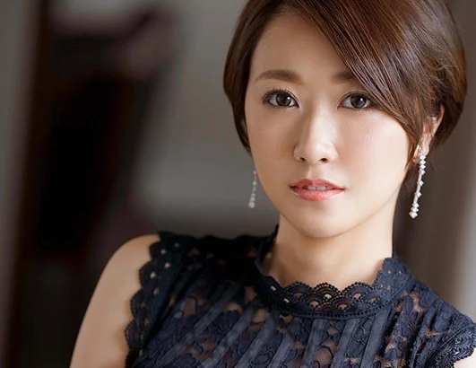 見た目はとても清楚な美人妻だが始まると隠れていた性欲があふれ出しエロい姿さらけだしながら喘ぐ！