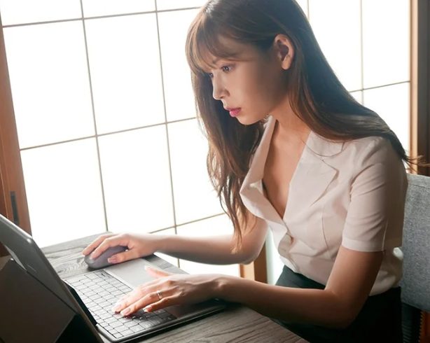 リモートワークで仲良くなった同僚と肉体関係に陥りその魅力にハマリ夫に痴態を晒すまでに至る妻！