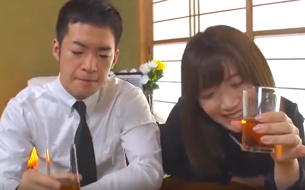 忘れかけていたオンナとしての性欲がアソコを弄られ覚醒し遺影の前にも関わらず他人棒の刺激に快楽堕ち！