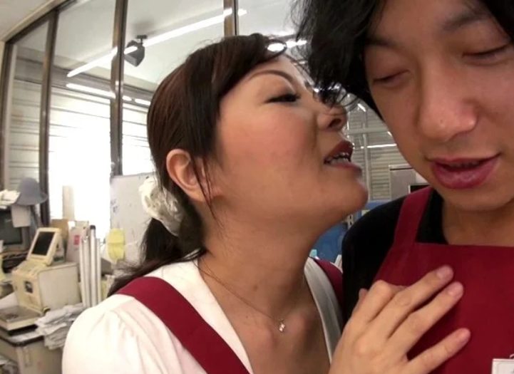 新人バイトの気を引くためエロ仕掛けして誘惑してチ〇ポ弄りまくって満たされない性欲を解消する奥様たち！