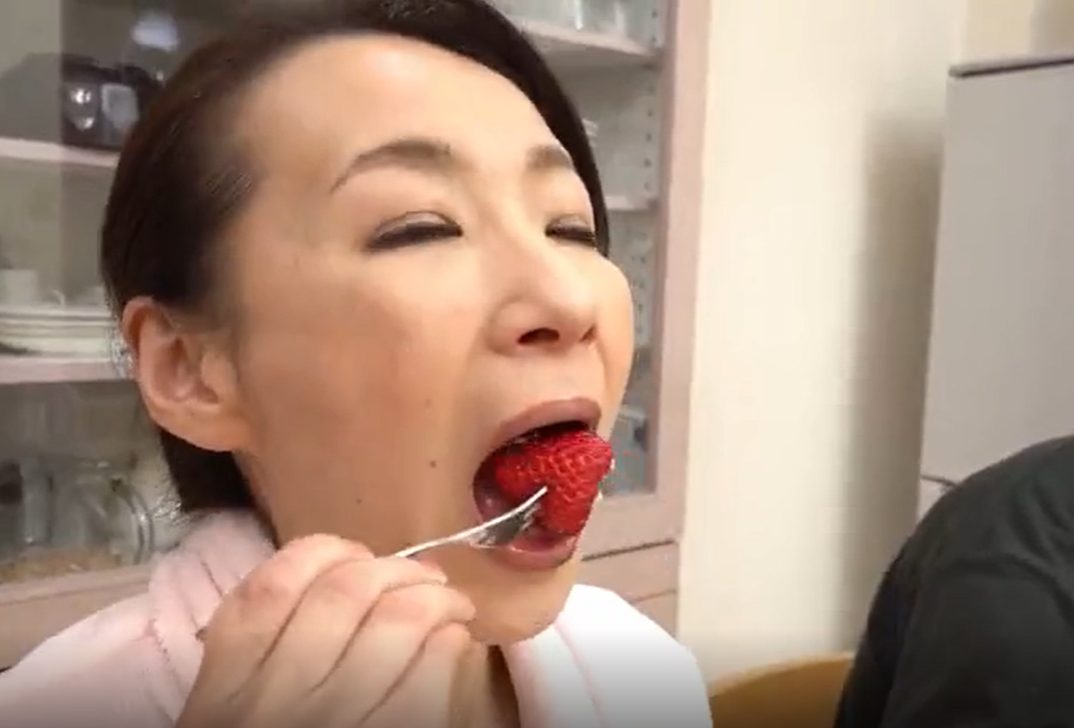 交尾した後は喉も乾くし腹も減る！『いただきます♡』大きなお口でフルーツを食べるカワイイおばちゃんがAVデビュー！