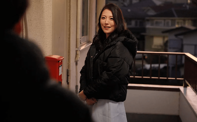 引っ越してきた妖艶な人妻が何かにつけて囁きながら誘惑し言われるがまま体弄られ快楽に導かれていく！