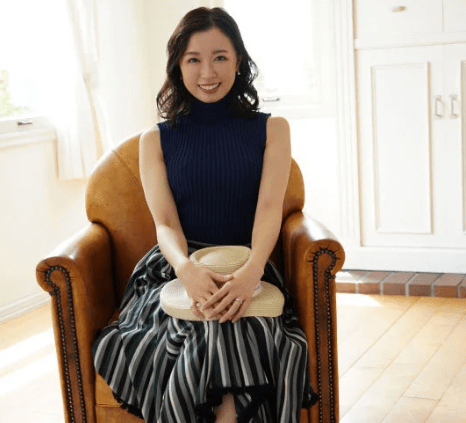 清楚で上品な人妻の奥底にはすべてを忘れスケベな欲望が渦巻き見た目からは想像できないエロ顔連発で喘ぎまくる！