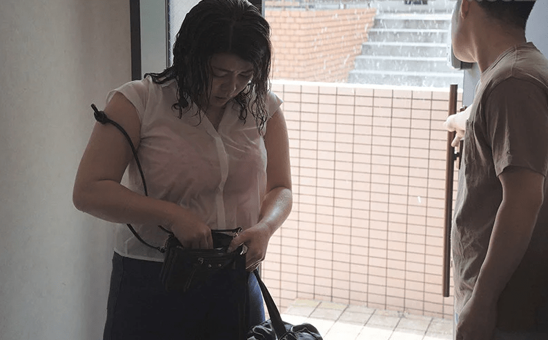 雨で濡れた洋服から下着が透けた姿に興奮し思わず豊満な乳房にむしゃぶりつき激しくアソコを責めて喘がせまくる！