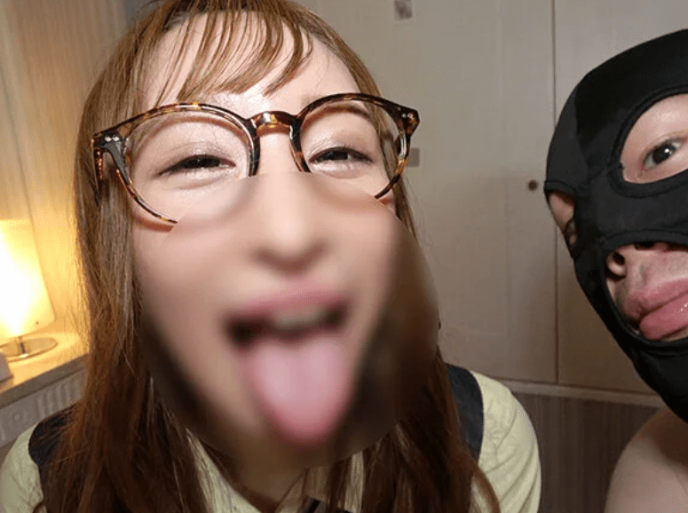 【制服×JK×パパ活】『恥ずかしいよぉ…♡』頭のユルそうなおバカギャルがカメラに向かって生々しいオナニー！