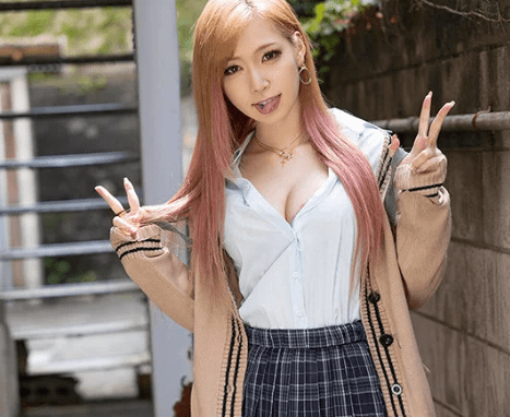 何とか高校卒業できたおバカギャルがデビュー！首絞めや3Pでイキまくりながら激しい交尾姿を披露する！