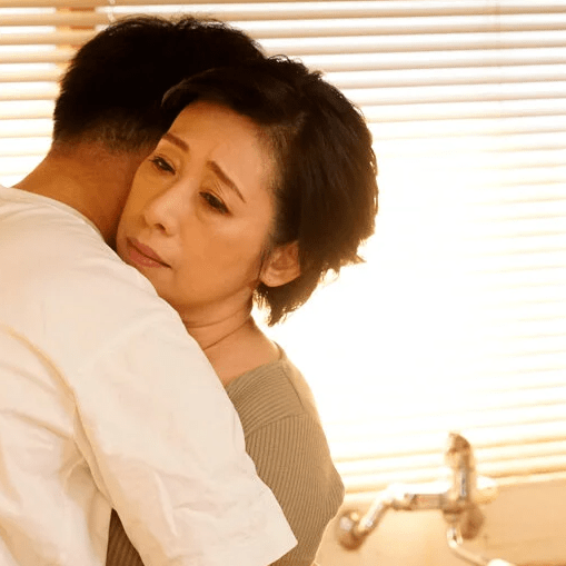 身重の妻に代わり手伝いに来た義母が奥底に眠った性欲呼び覚まし娘婿との禁断の激しい交尾で快楽に浸る！