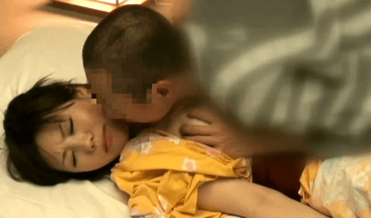 新しい母親の肉体に興味を持ち内緒の交尾するも満足できずに夜這いをして旦那には内緒でさらに肉体を貪る！