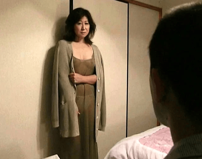 娘がお産で手伝いに来ている義母が淋しさと性欲を発散するため娘婿との濃厚な交尾をしてしまう！