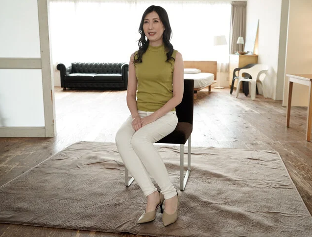 女性を美しくするプロが女性ばかりの世界から抜け出し欲求不満を解消するため内緒の映像デビュー！