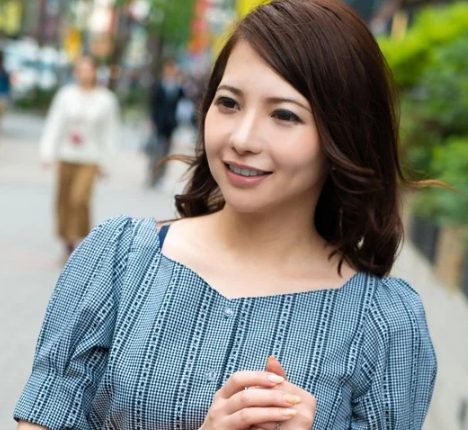 おっとりした感じの富裕層の人妻に声をかけ巧みな話術で気を許させ玩具責めで欲情させてイカセまくる！