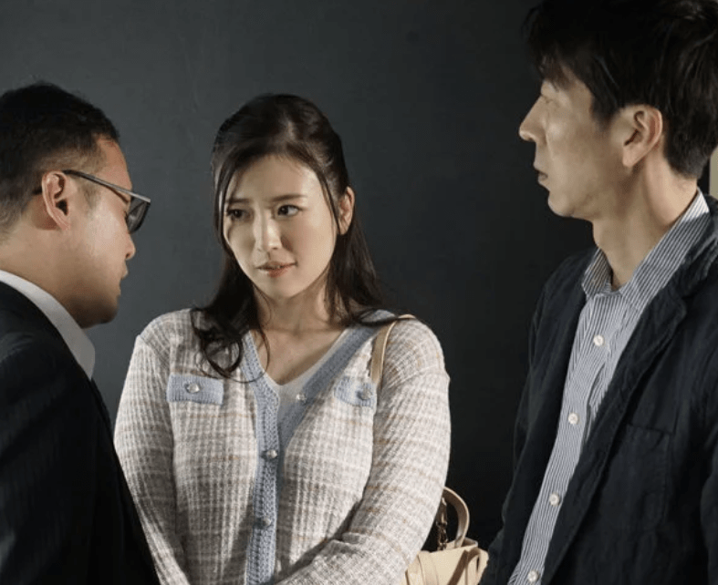 愛する夫の目の前で他人に愛撫される人妻！『え…あんっ♡』ダメだと分かりながらも身体は正直に快楽を欲する！