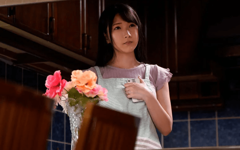 夫との性生活に不満が溜まる妻が自慰行為を義父に覗かれて弱みを握られ濃密な背徳交尾に快楽堕ちしていく！