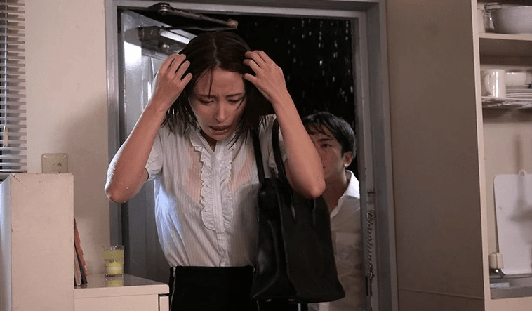 教え子の告白に戸惑うもびしょ濡れになった体を抱き合い温めるうちに教師の立場忘れオンナとして禁断の一線を越える！