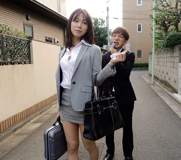 憧れていた先輩のスカートから見慣れた膨らみが現れるも興奮を抑えることができずにペニクリ弄り尻穴交尾してしまう！