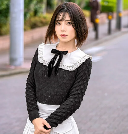 小柄でかわいらしい女の子だと思いきや股間のふくらみに驚く人妻が男の娘のペニクリにイカサレてしまう！