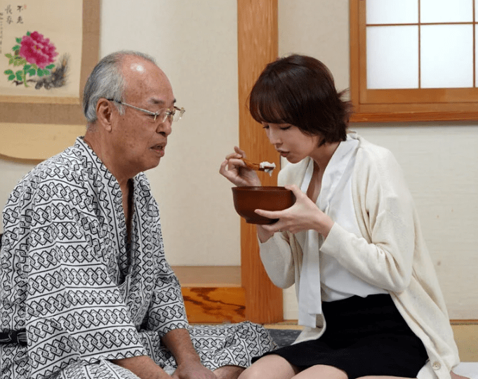 クソボケ老人の世話に疲弊し自慰に耽る人妻！『お義父さん…困ります！』エロ義父の要求はエスカレートし施設送り待ったなし！