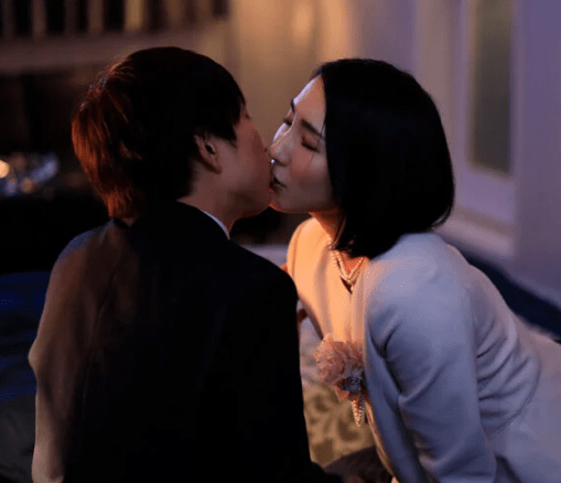 想いを寄せていた義母と再会し二人きりのお祝い！『んちゅ♡むちゅ♡』本当の意味で大人になる燃えるような熱い夜！