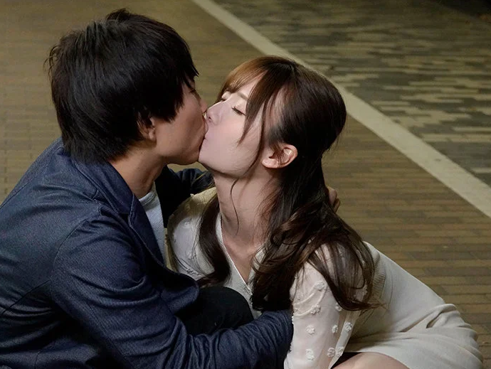 酔っぱらった同期を介抱してたら突然キス！痴女化した彼女に興奮収まらずホテルで激しくハメまくる！