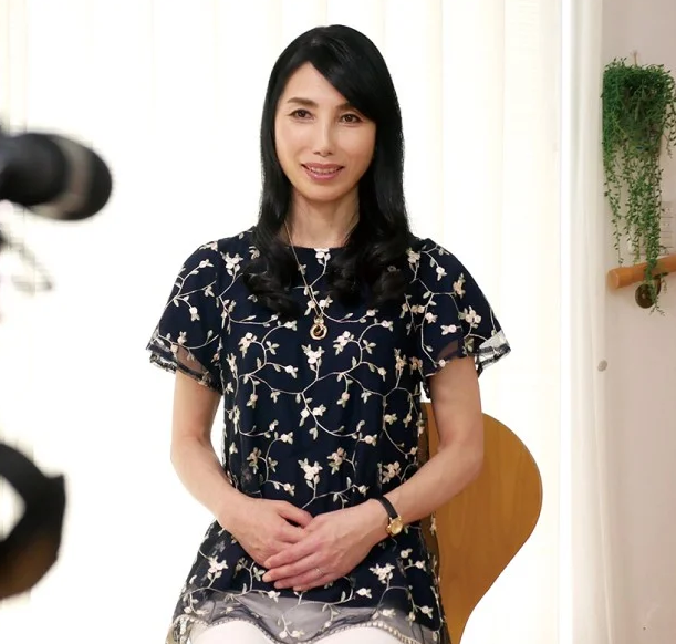 すっかり回数が減った営みに不満を抱えるセレブ妻が濃厚で体全体で感じる交尾を求めてデビュー決意！