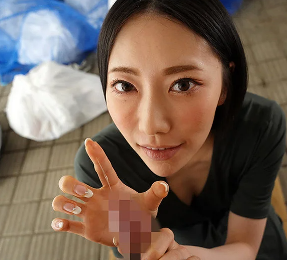 美人妻のブラの中身が見え勃起したチ〇ポを口で処理！自宅へ訪れた時も無防備すぎる姿に我慢できず肉棒挿入！