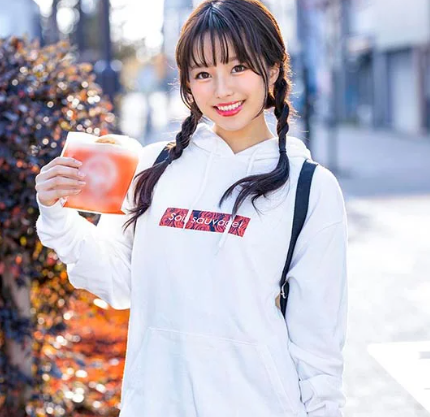 イケメンに無料でマッサージ受けられると聞いて車内に乗り込むもエロ施術とキスで堕ちてしまい肉棒受け入れる！