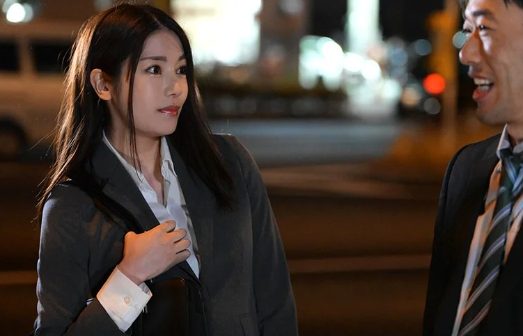 部下OL宅で宅飲みするも目のやり場に困る姿で誘惑！彼女が待っているのに目の前の欲望に負けハメまくる！