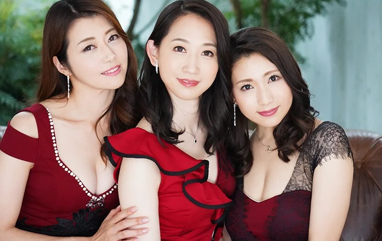 美しい熟女たちのエロい姿と熟練の連携プレイで男は常時悶絶しながら3人の蜜穴をたっぷり堪能する！
