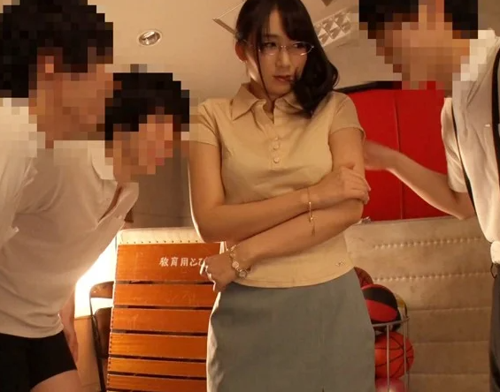 悪ガキたちに弱みを握られた女教師が成熟したオンナの体を弄り回しながら勃起チ〇ポを上下の口にぶち込む！